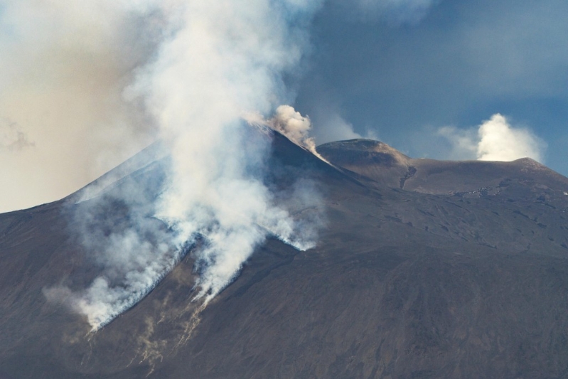 意大利埃特纳火山爆发。